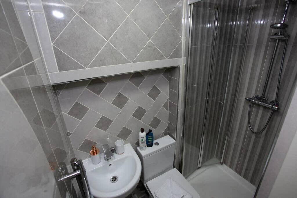 6 Bedroom House 10Min Drive From City Centre Mánchester Exterior foto